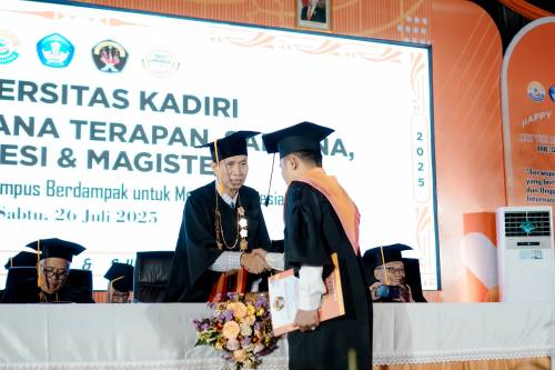 Prosesi Wisuda ke-59 Universitas Kadiri: Momentum Pengukuhan Lulusan Siap Berkarya dan Berdampak